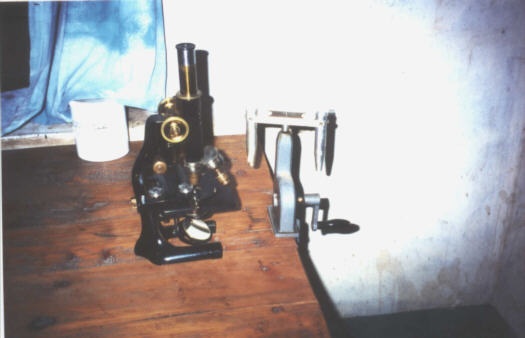 Ein altersschwaches Mikroskop msste schon lngst durch ein Binokulares Mikroskop ersetzt werden. Kennen Sie jemanden, der so ein Mikroskop fr die Krankenstation spenden mchte?