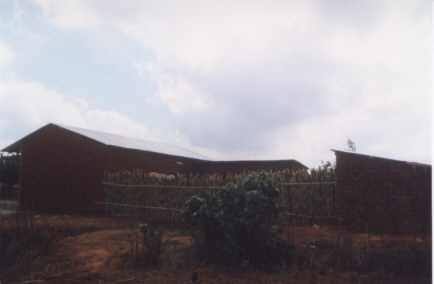 Das Gstehaus der Krankenstation links im Bild und rechts der Waschraum und die Toilette.