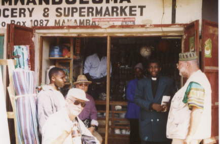 Herr Mller-Friedrich, Herr Altenhfer auf der linken Seite, Herr Dr. Zumwalde auf der rechten Seite. In der Mitte ist Herr Pfarrer Chatanda aus Kitandililo. Das Bild wurde bei dem Besuch des Marktes in Makambako aufgenommen. 