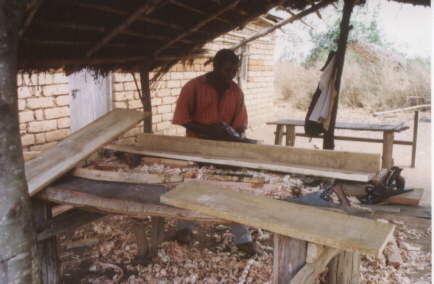 Die Werkbank von Herrn Berenick Kihombo. Hier fertigt er Schrnke, Tische, Sthle sowie Fenster und Tren her.