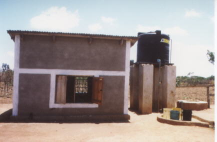 Das Haus fr den Generator und der Wassertank bei der Krankenstation in Kitandililo. Diese Anschaffung ist durch die Stiftung Deutscher Zahnrtzte ermglicht worden.