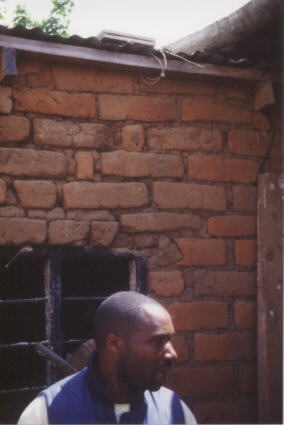 Berenick Kihombo und die Solaranlage fr die Solux I  Lampe auf dem Dach.