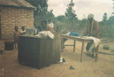 Wir schicken gebrauchte mechanische Nähmaschinen mit dem Container. In Kitandililo führen die Frauen regelmäßig Nähkurse durch.